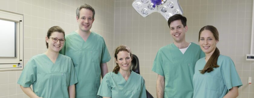 Ärzteteam in grüner OP-Kleidung
